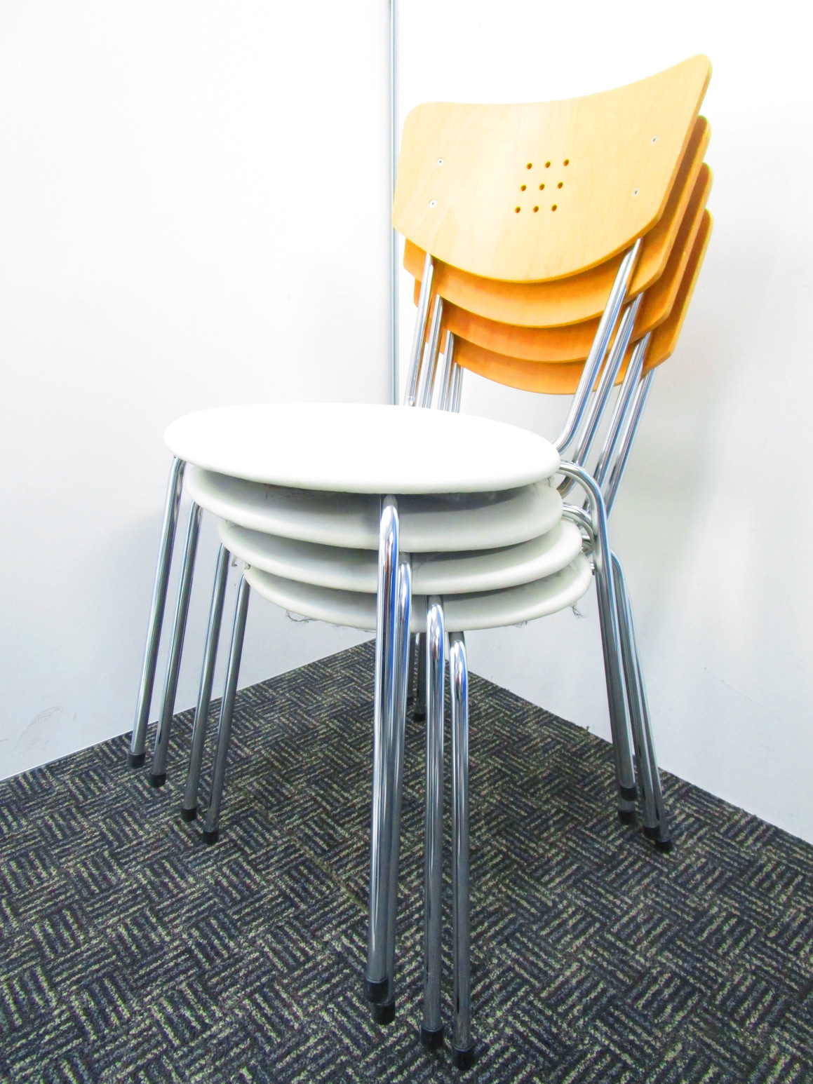 セットでお買い得8,000⇒7,200オシャレなオフィスづくりにいかがでしょうか！軽くて持ち運びラクラクです
                        その他シリーズ
                                    中古
            