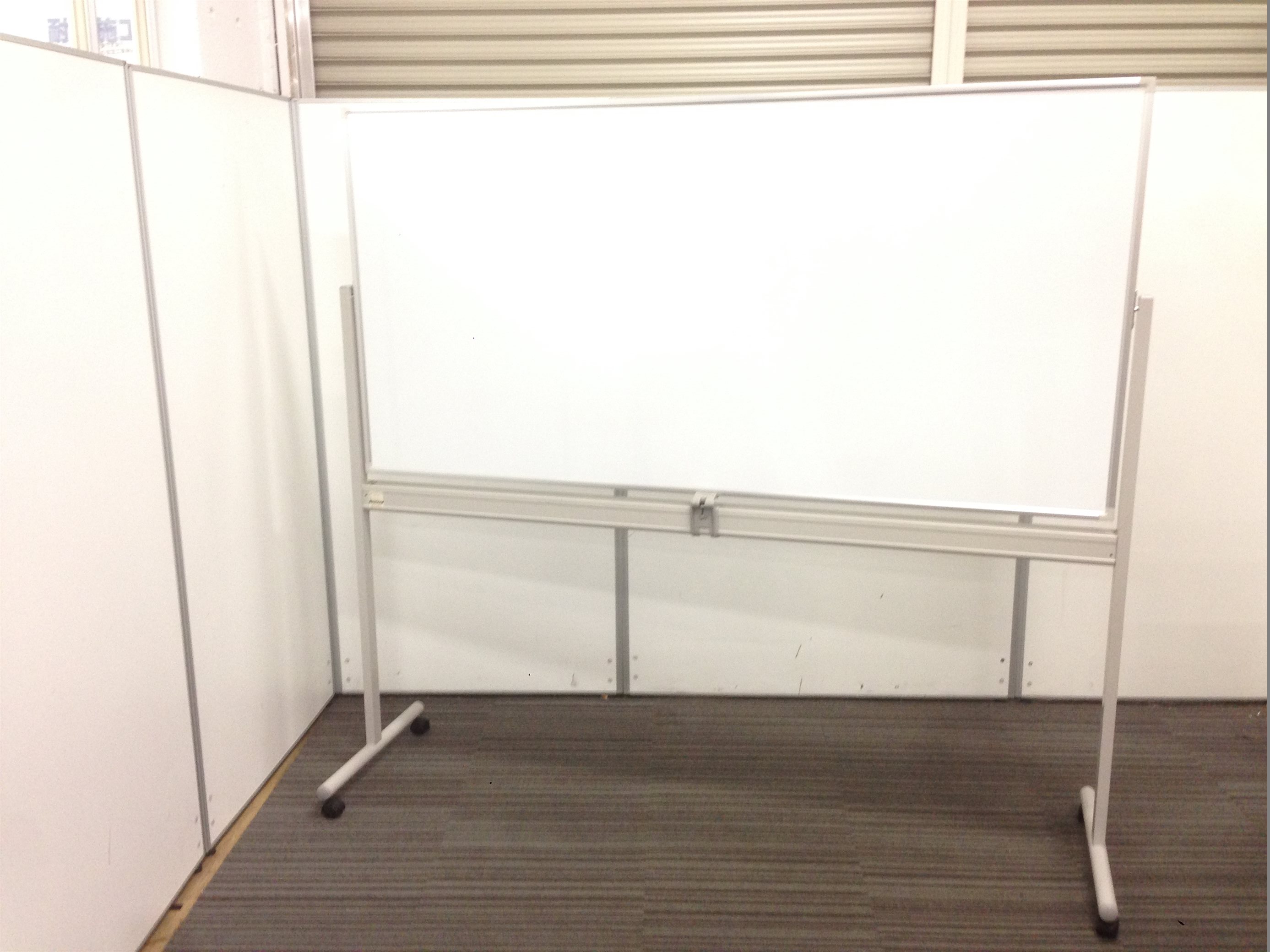 【限定1台】盤面ホーロー製の自立ホワイトボード　薄い罫線無しの完全無地タイプ　ウチダ(uchida)製
                        不明
                                    中古
            