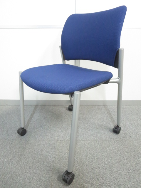【長時間のご使用にもオススメ！】■オカムラ製　スタッキングチェア　ブルー　キャスター付
                        その他シリーズ
                                    中古
            