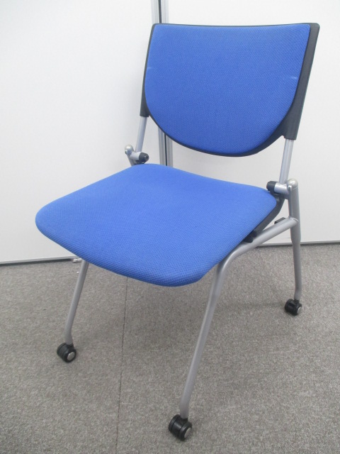 【人気のネスティングタイプ】持ち上げる手間なく片付けられるネスティングチェア　■オカムラ製プロスタック　■4脚揃います【背面布地タイプ】
                        プロスタック
                                    中古
            