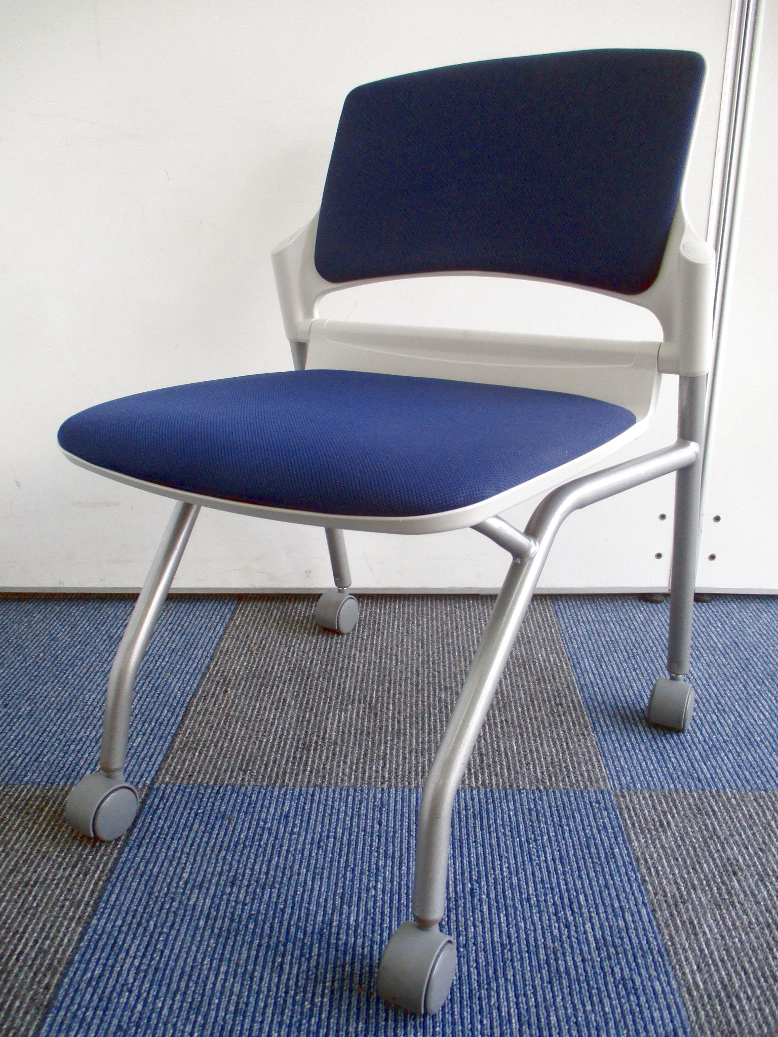 【在庫入れ替えセール品！】座り心地が良いネスティングチェア！【さわやかなブルーとホワイト色】【β】
                        MF-180シリーズ 
                                    中古
            