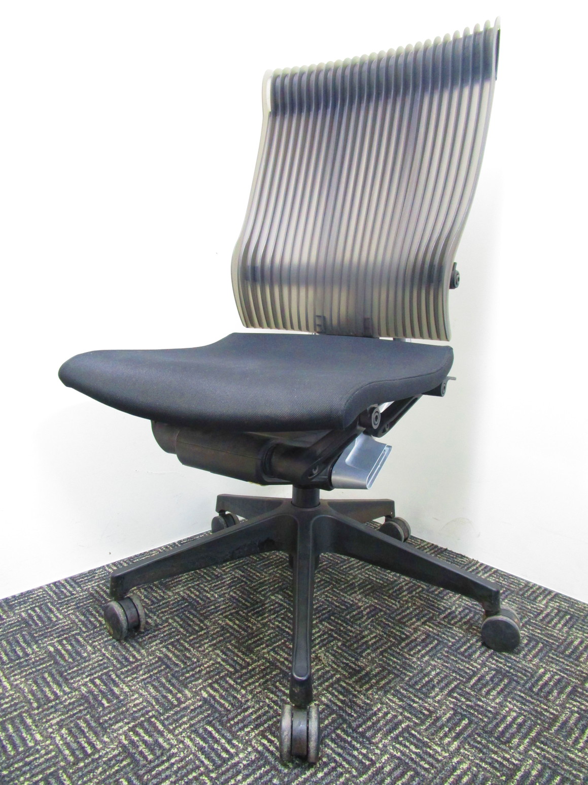 ITOKI製Spinaチェア！エラストマーバックという独特な素材で快適な座り心地を！【B】
                        スピーナ
                                    中古
            