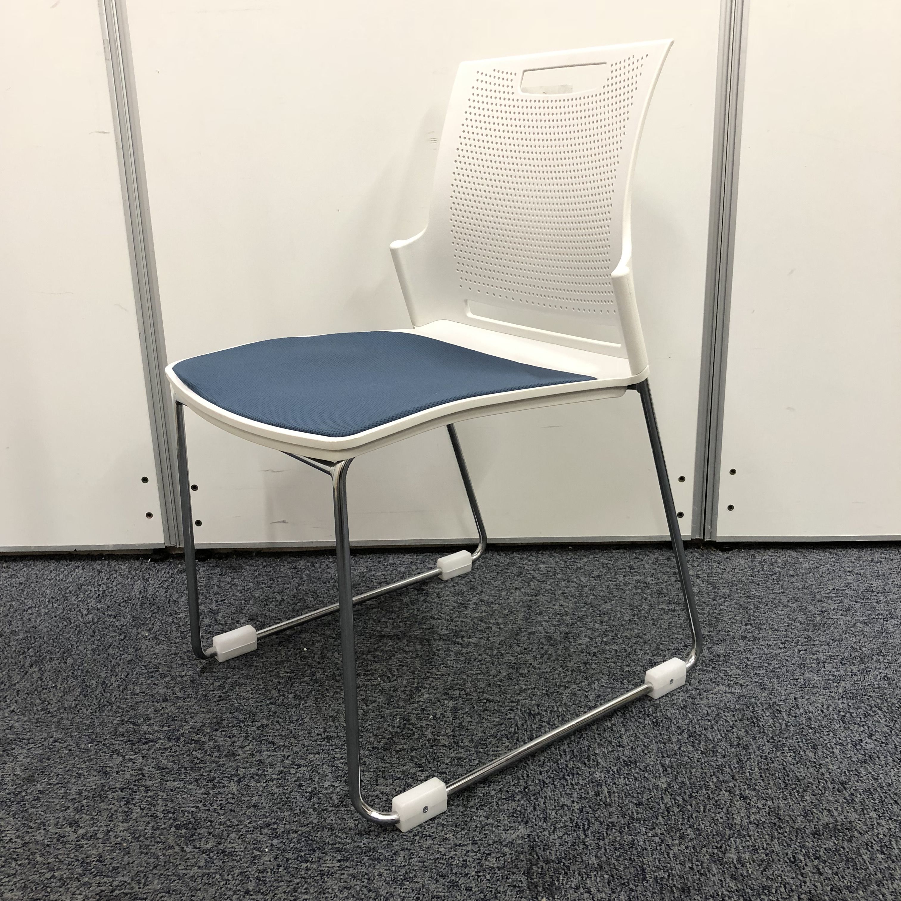 【1脚限りのお買い得品】オカムラ製スタッキングチェア【スカラールフト】【当店通常価格：4,200⇒特別価格：2,980円】
                        スカラールフト
                                    中古
            