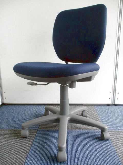 【ローコストチェアの入荷！】王道のオフィスチェアです！【定番のブルー色！】
                        Village
                                    中古
            