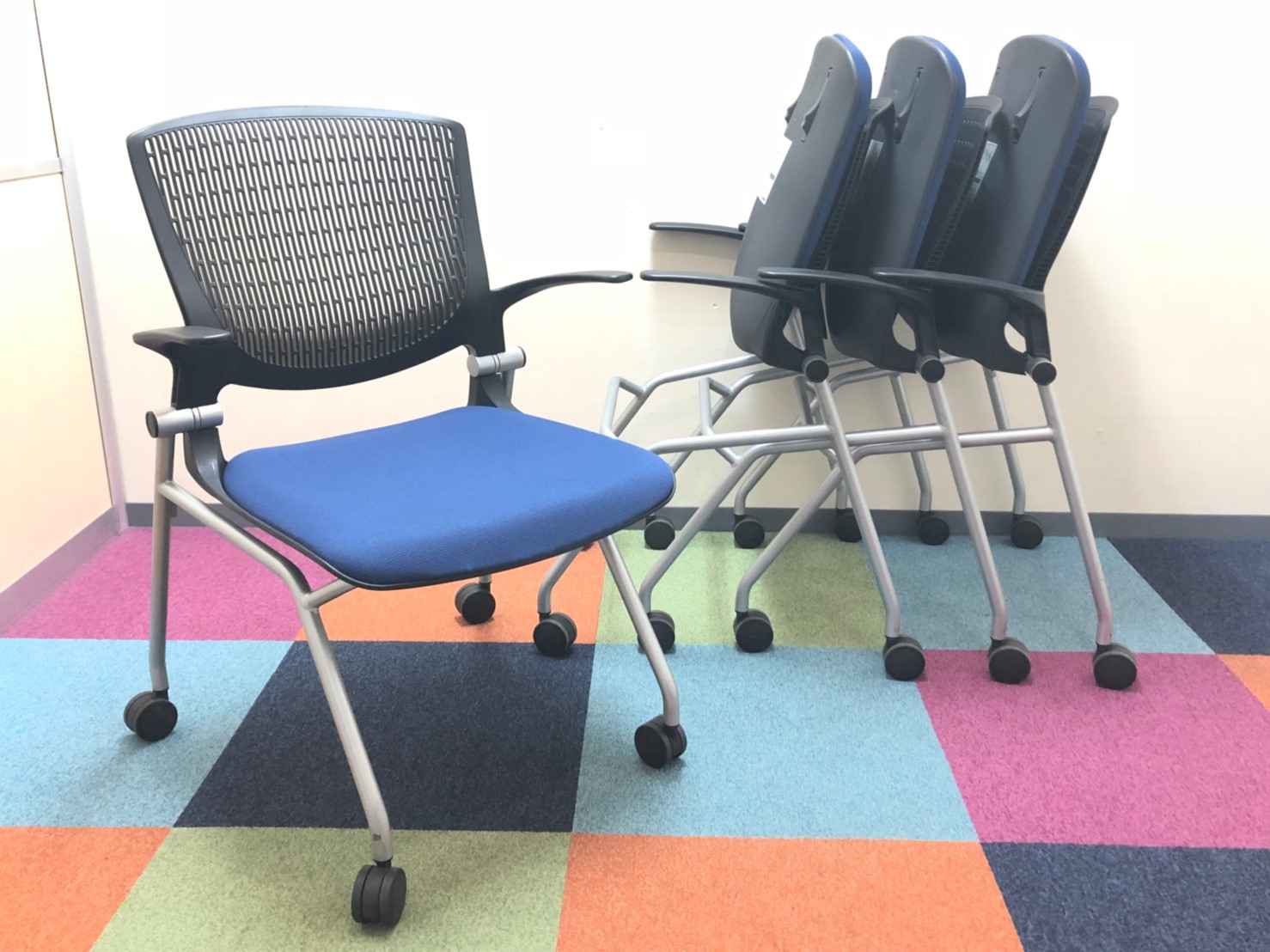 ～セットでお買い得～【お洒落な会議室作りのお供に！】使わないときには平行スタックして収納可能！オカムラ製の人気シリーズ、グラータチェア肘付きタイプ！【RP】
                        グラータ
                                    中古
            