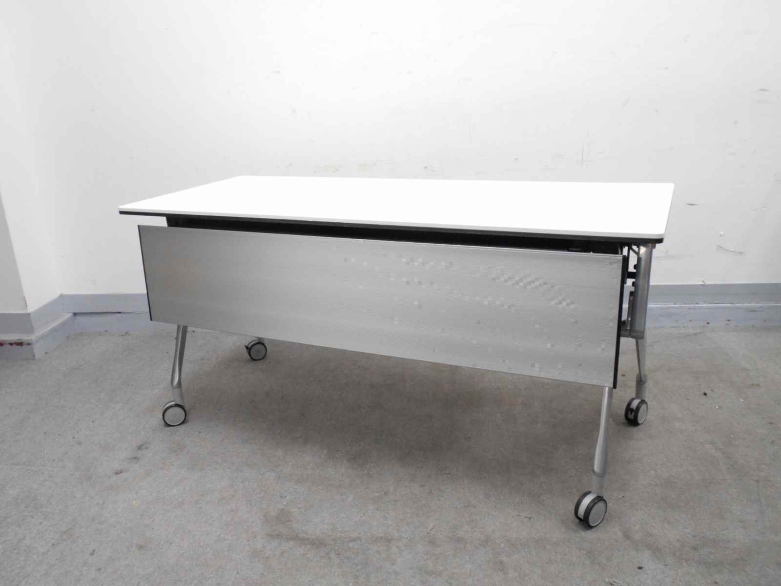 【KS】【今ならまとまる12台入荷！】オカムラ製・サイドスタックテーブル　インターアクト
                        インターアクトNT
                                    中古
            