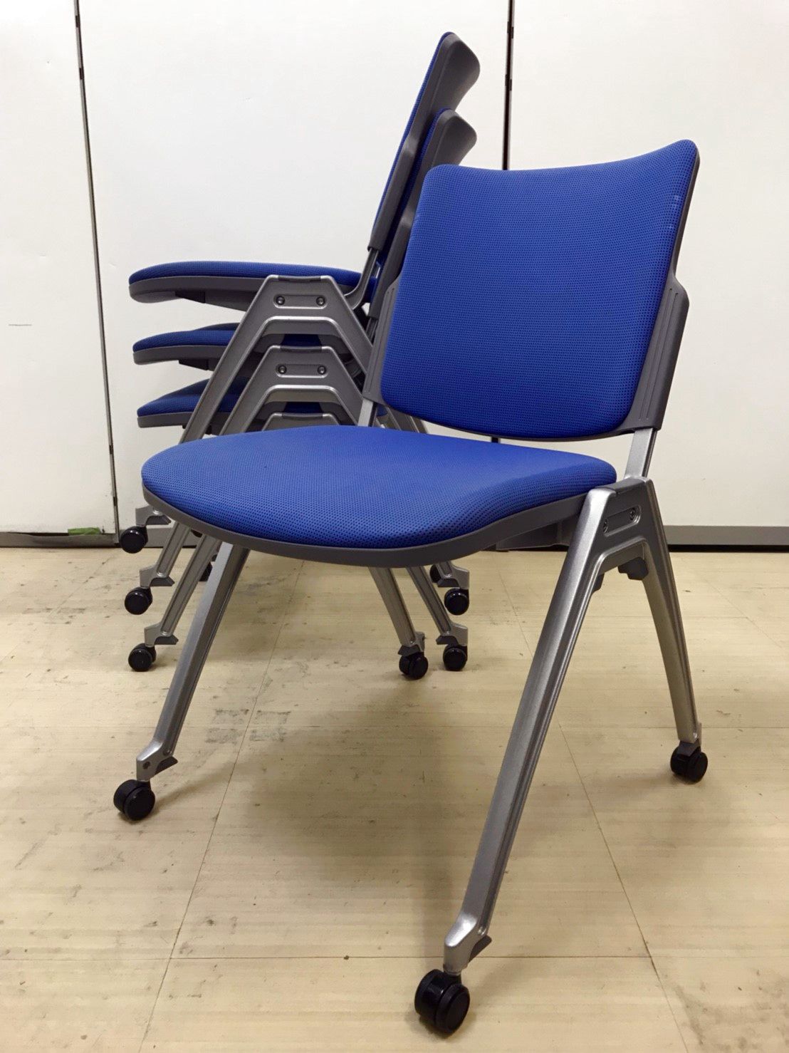 【4脚セット販売】積み重ねて使える商品のミーティングチェアの入荷です！セット販売ですので、コストも抑えれます！！
                        その他シリーズ
                                    中古
            