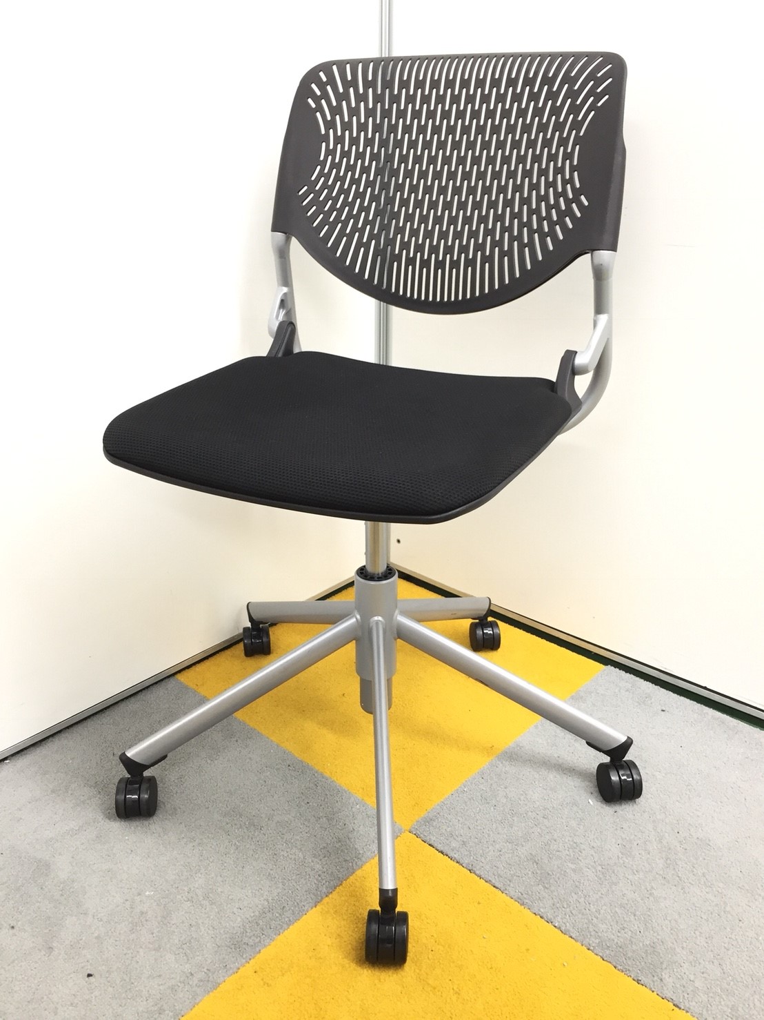 【2016年製造品】色がブラックの定番！オカムラ製のミーティングチェアが入荷しました。
                        ルナ
                                    中古
            