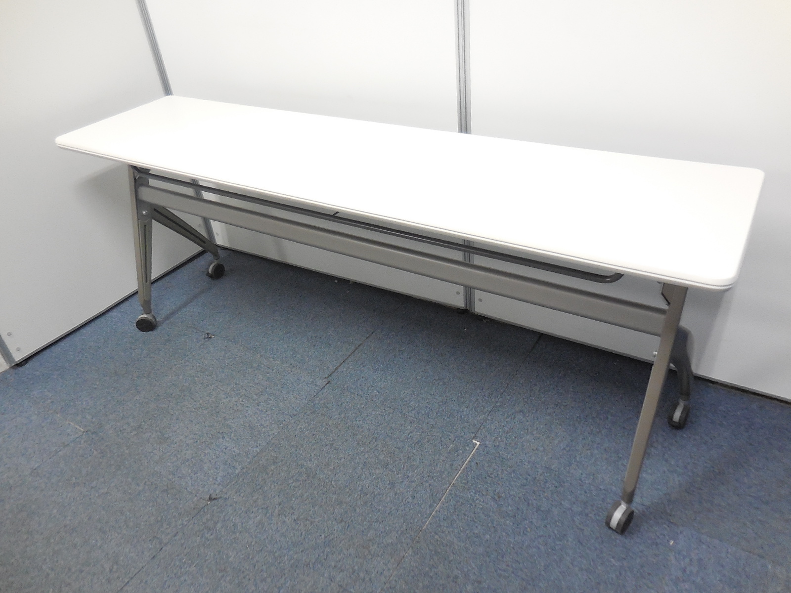 清潔感のあるホワイトカラー！2名～3名で使える折り畳みテーブル入荷！
                        その他シリーズ
                                    中古
            