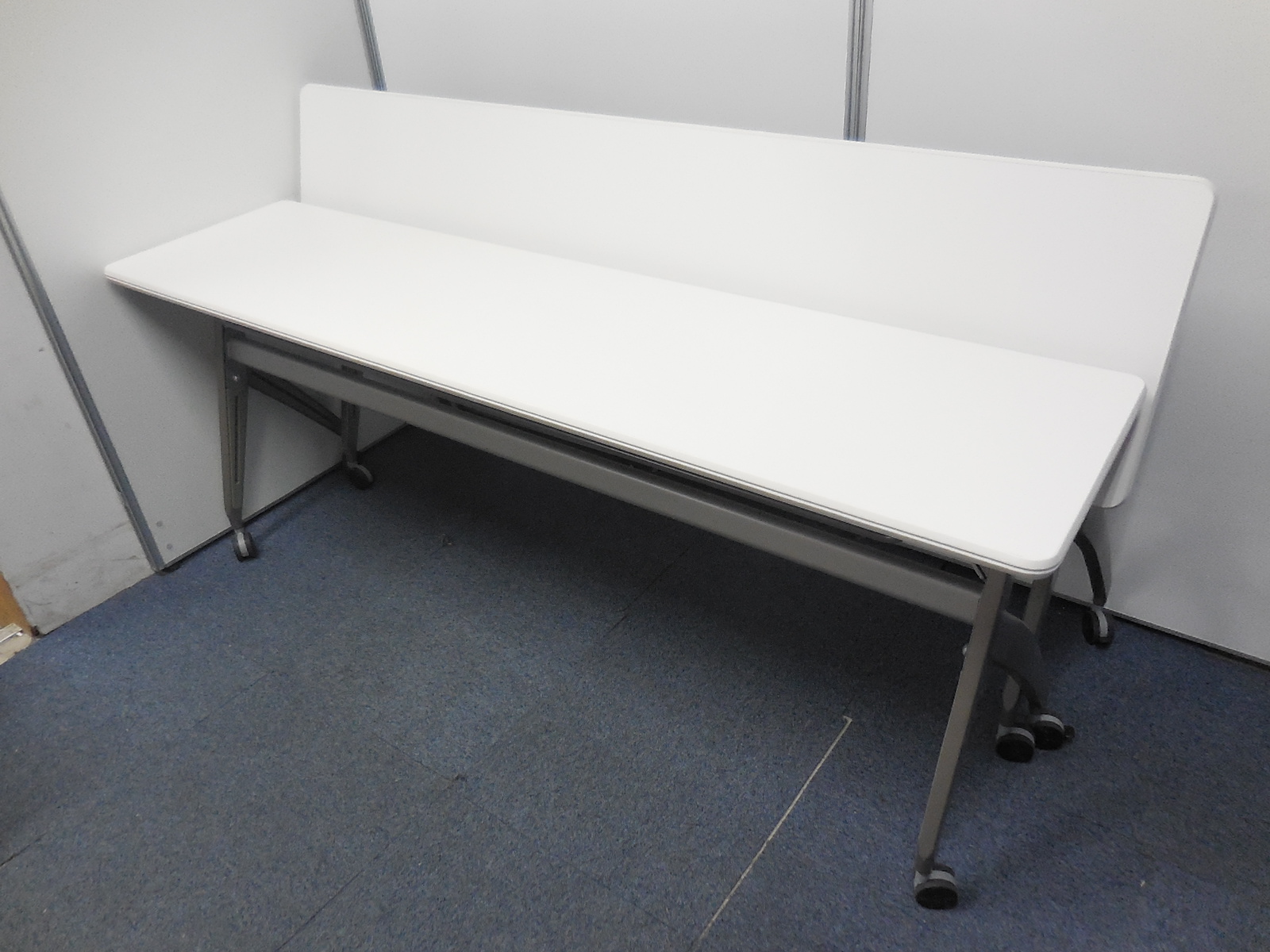 【2台セット価格10％オフ！】明るさと清潔感のホワイト！サイドスタックテーブル入荷！
                        その他シリーズ
                                    中古
            