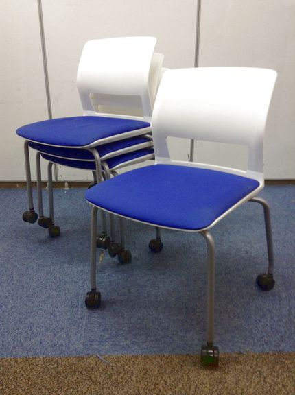 【4脚セット　美品】コクヨ製　ホワイトとブルーのツートーンカラー
                        その他シリーズ
                                    中古
            