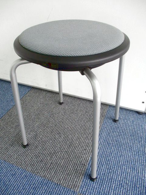 【座面が回転します！】あると便利なスツール！【最大4脚まで重ねて収納可能！】
                        その他シリーズ
                                    中古
            