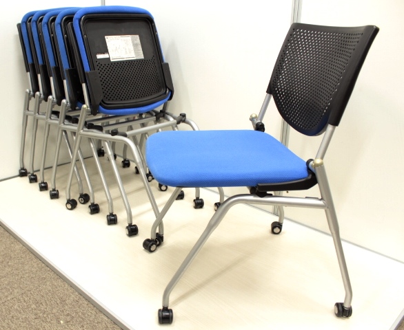 【お得セット！４脚分】手ごろサイズの打ち合わせに■鮮やかブルー■清潔感あるオフィスに
                        プロスタック
                                    中古
            