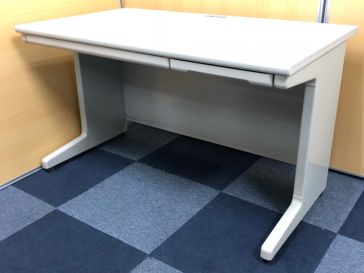 【限定４台!!】ホワイトに近い色味のデスクシステム!!イチバン人気の幅１２００ｍｍ!!【プラス製　ＬＡシリーズ】
                        LA
                                    中古
            