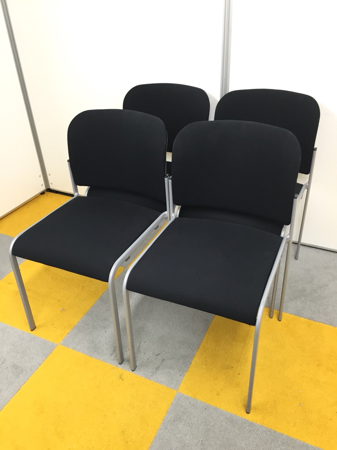 【4脚セット！】【包み込むような座面で快適な座り心地！】スタッキングチェア
                        No.660
                                    中古
            