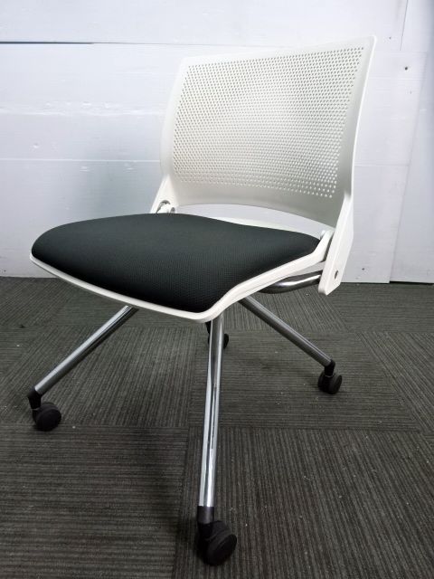 ◆数量1脚◆ブラック×ホワイトのお洒落で空間をポップに演出します♪
                        クリール
                                    中古
            