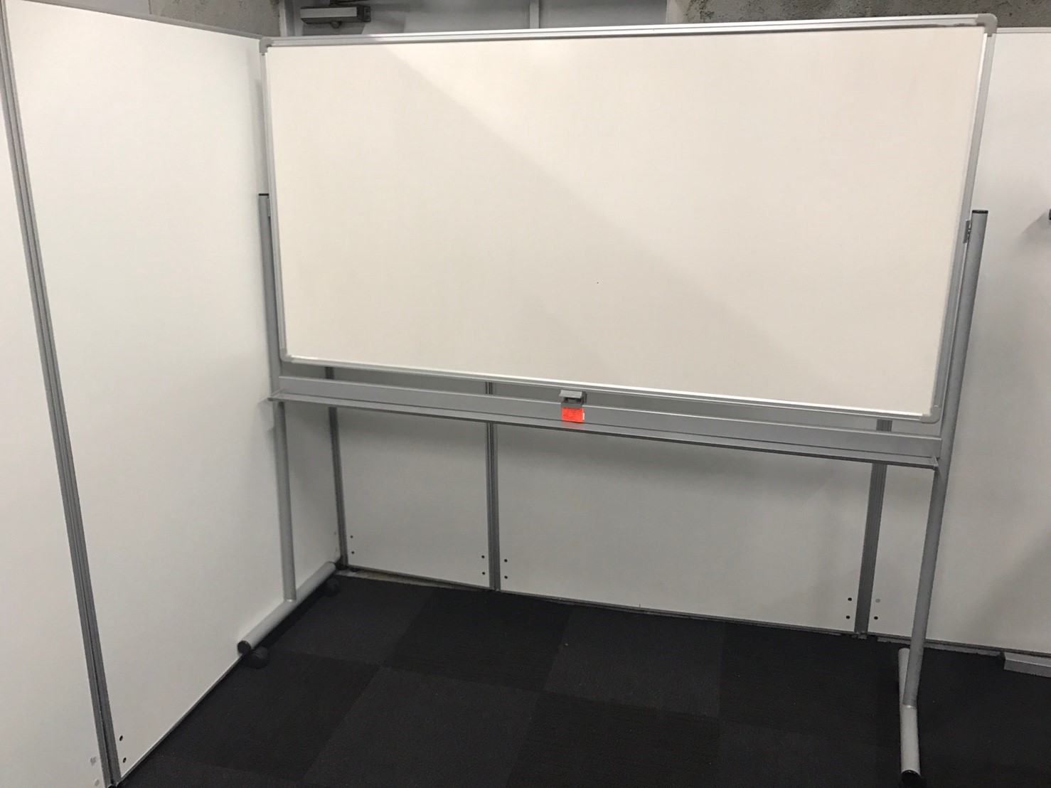 【再入荷！お早めに！】お問い合わせの多いホワイトボードが入荷！　自立式で両面使えます！
                        その他シリーズ
                                    中古
            