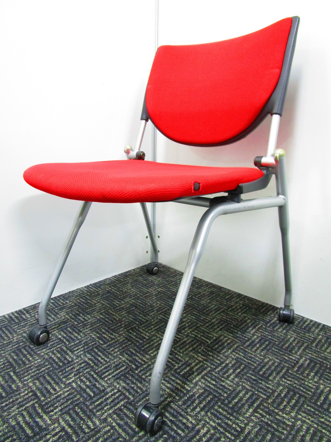 ￥5,760⇒￥5,100（10%OFF)1脚限定！側面布に破れがある為、お安く！明るいオフィスを作っている方にレッドはいかがでしょうか【B】
                        プロスタック
                                    中古
            