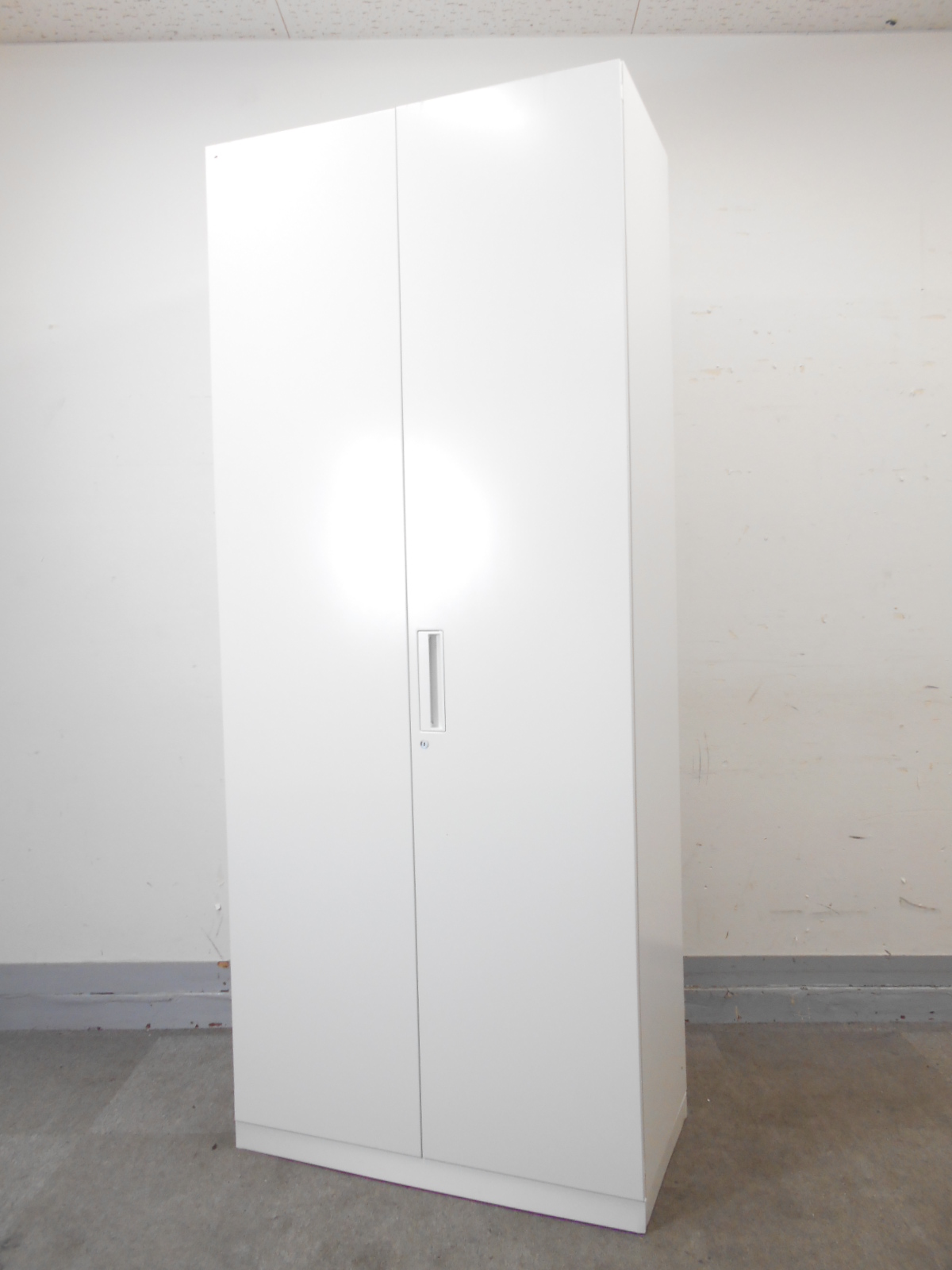 【KS】[状態良好]コクヨ　エディア　収納力抜群なハイキャビネット　情報管理が大切な今の事態の必須アイテム！[鍵作成可能]
                        エディア
                                    中古
            