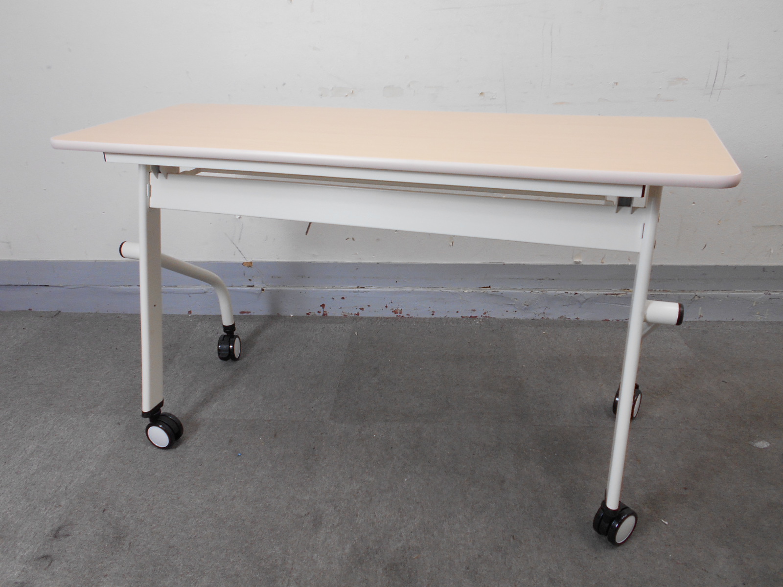 【KS】[新古品]サイドスタックテーブル　天板跳ね上げ式省スペースで設置できる
                        その他シリーズ
                                    中古
            