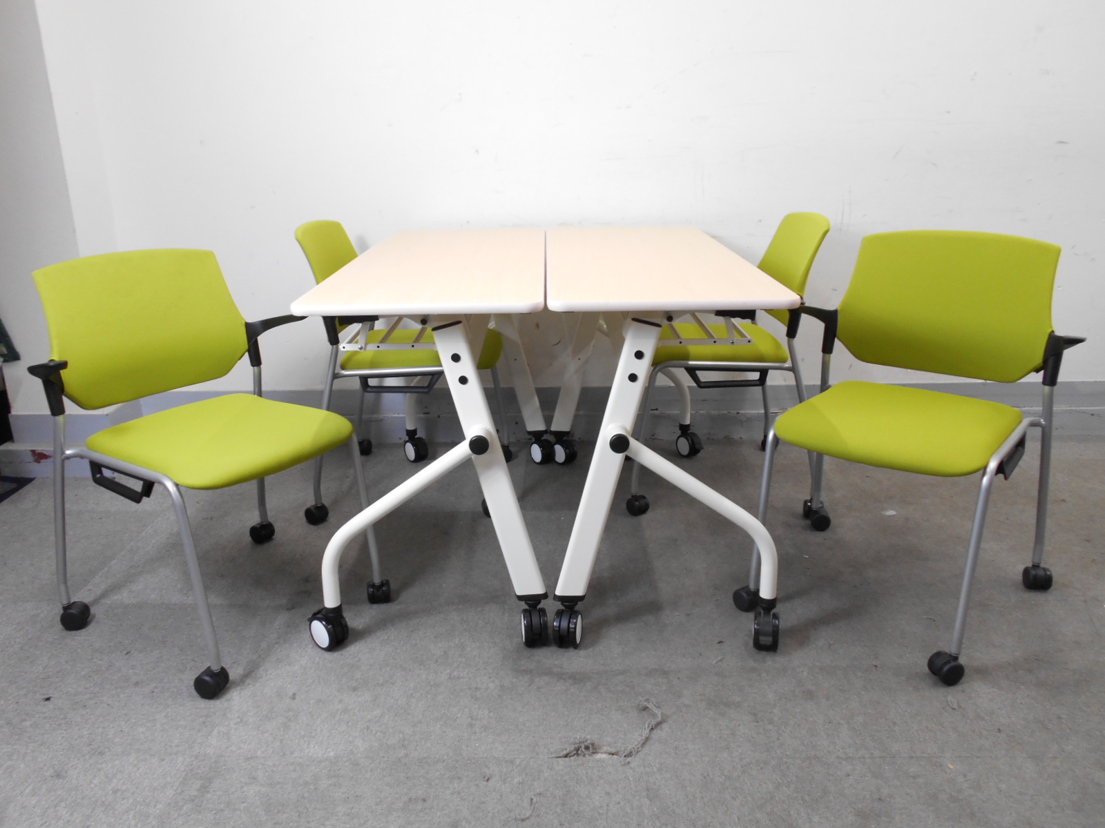 【KS】[オシャレなミーティングセット！]テーブルは畳んで、チェアは重ねて保管すればビックするくらいスペースを使いません！
                        その他シリーズ
                                    中古
            