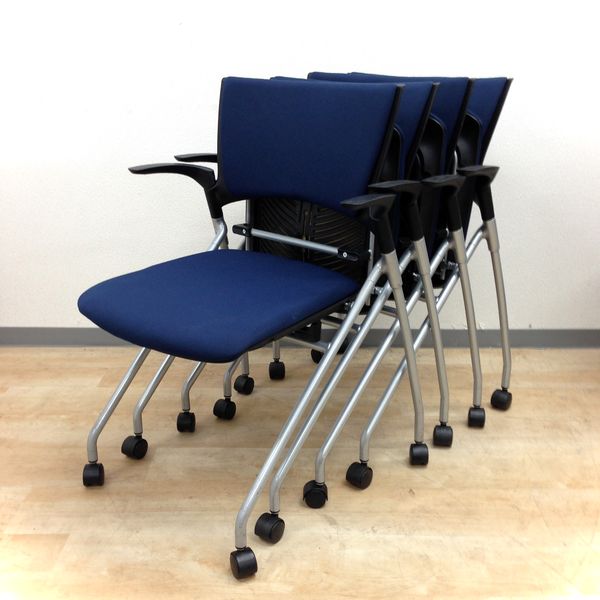 【使いやすい4脚セット！】イトーキ製マノスチェア　スタック出来るので場所取らない！移動しやすい！
                        マノス
                                    中古
            