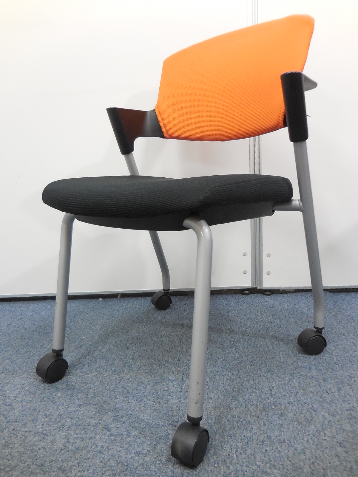 【専門業者によるクリーニング済み！】ポップなカラーリングの国産会議用チェア！
                        プロッティ
                                    中古
            