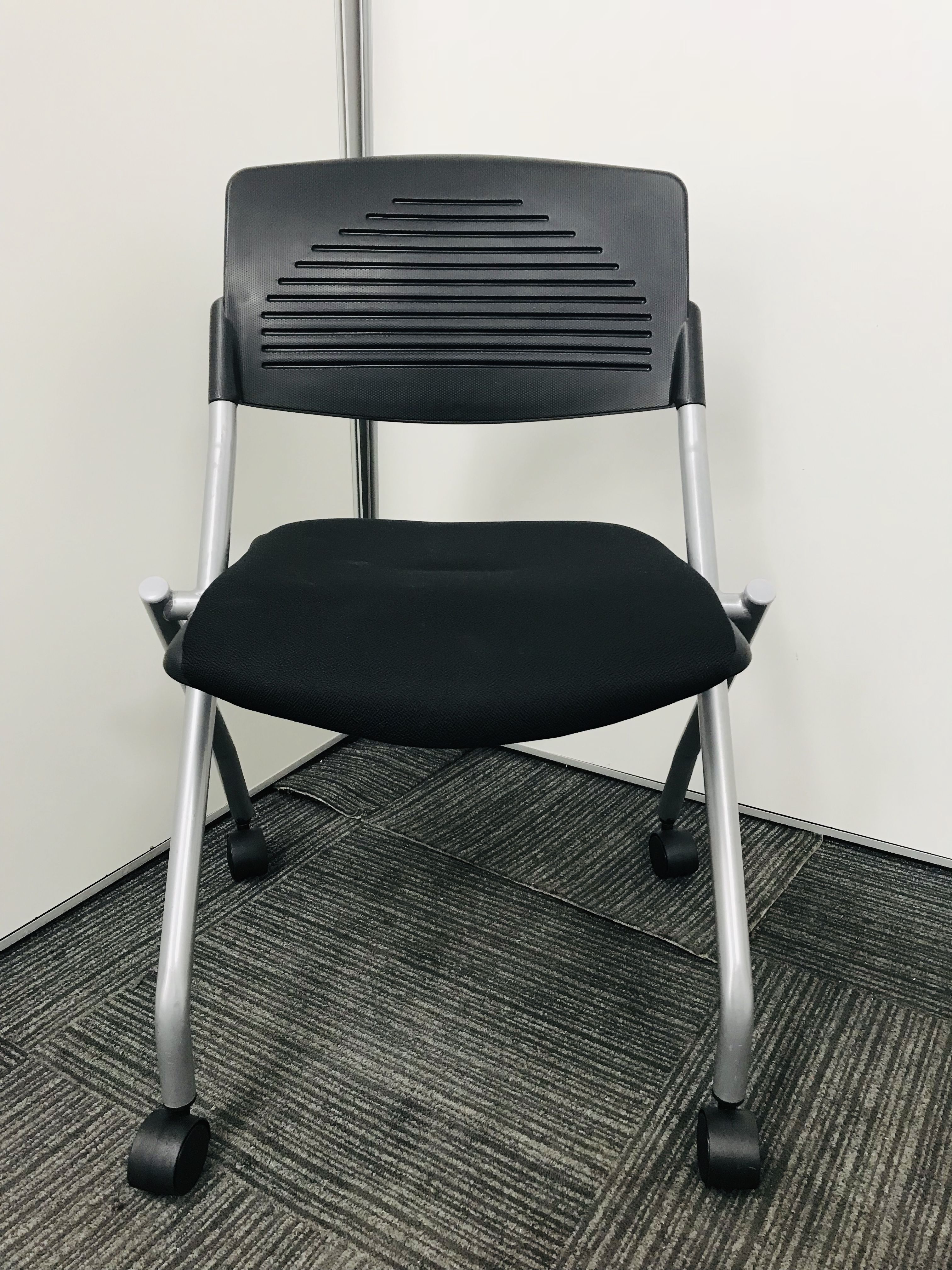 【21脚入荷！早い者勝ち！】ネスティングチェア　水平スタックが出来て整理整頓自由自在！
                        その他シリーズ
                                    中古
            