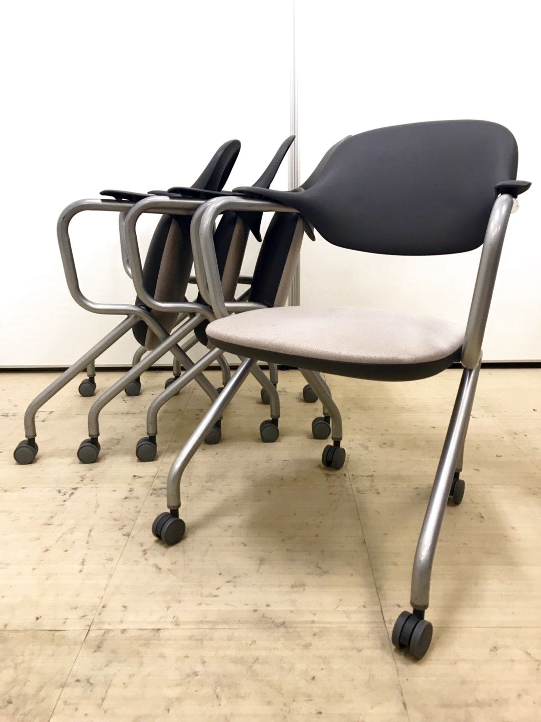 【4脚セット販売】その他メーカーのネスティングチェアの入荷です！会議室・休憩室におすすめです！
                        その他
                                    中古
            
