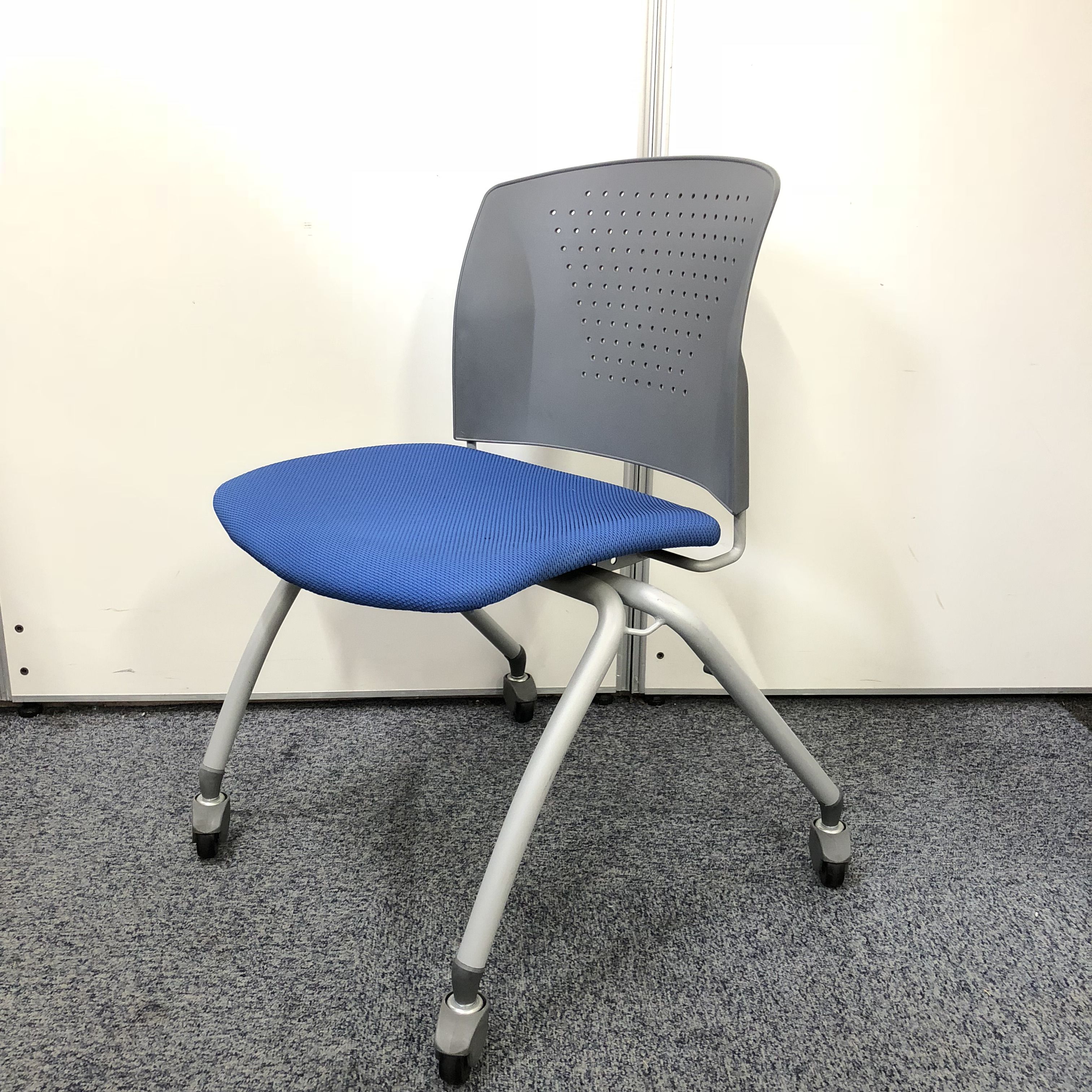 【キャスター付で移動もラクラク】アイコ製スタッキングチェア【女性でも簡単に収納できます】
                        その他シリーズ
                                    中古
            