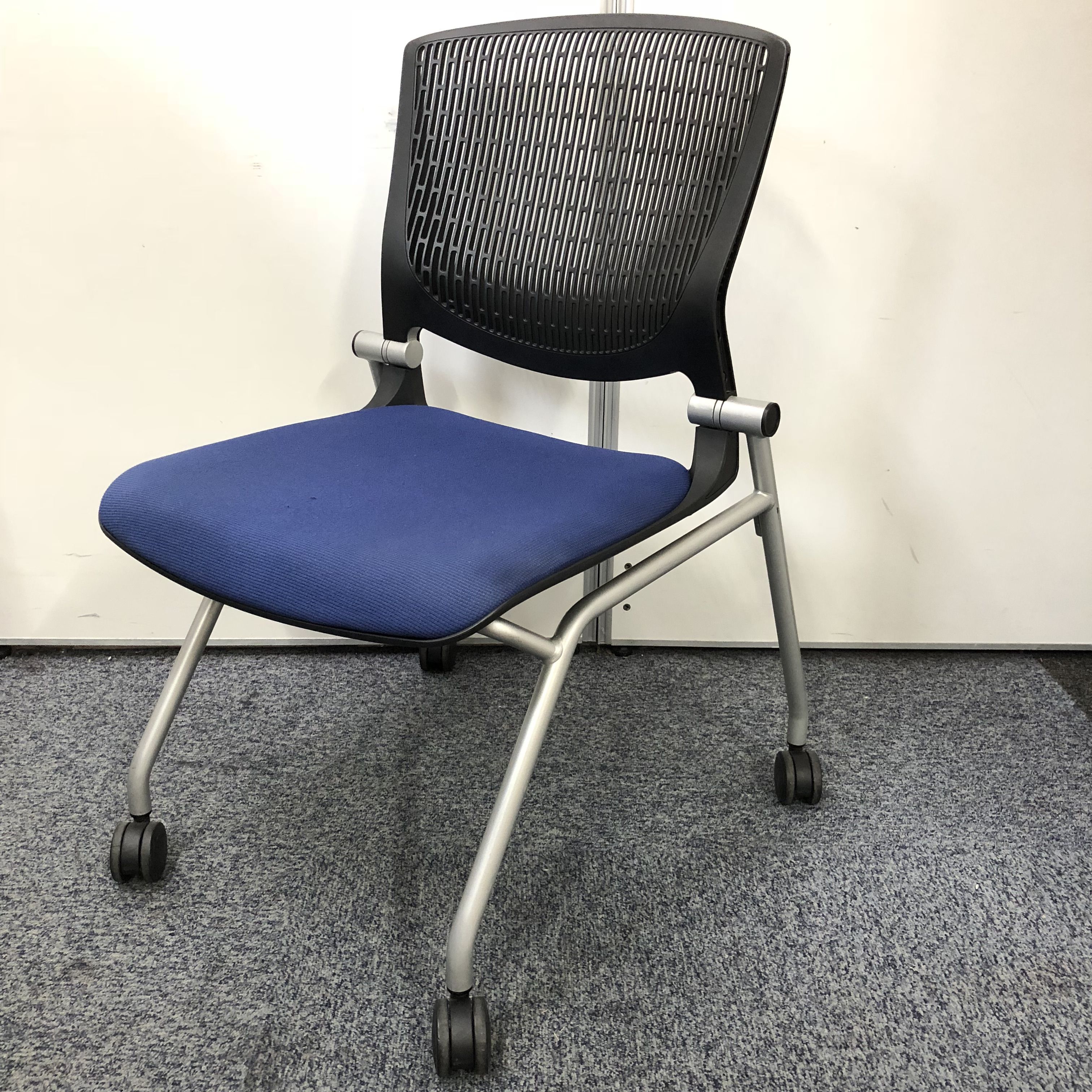 【おつとめ品】【出し入れ簡単！スタック可能！】オカムラ製ネスティングチェア・グラータ　人気のブルーカラー
                        グラータ 
                                    中古
            