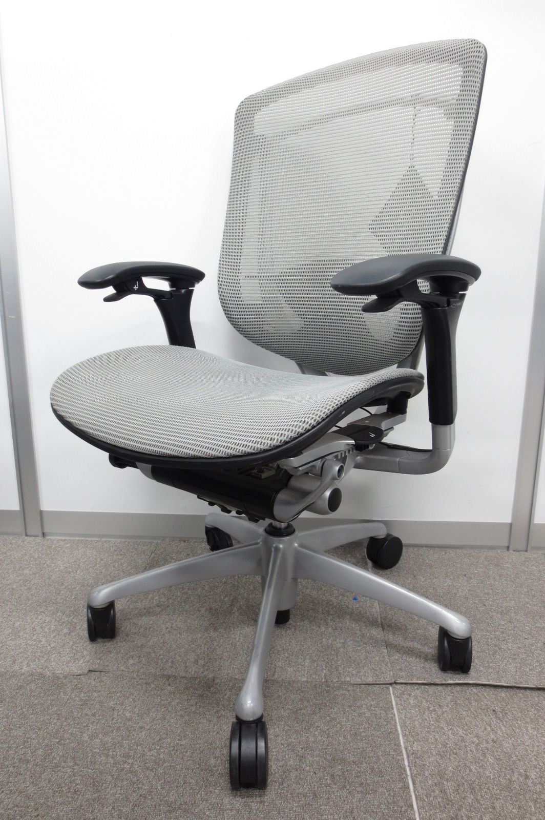 【最終入れ替え特価】ジウジアーロデザインのオフィスチェア【残り1脚】
                        コンテッサ
                                    中古
            