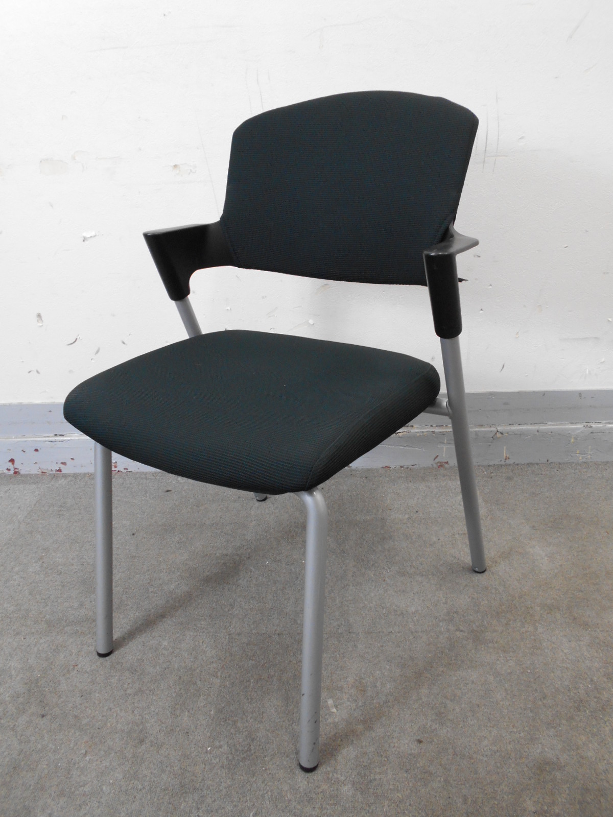 【KS】[状態良好]コクヨ　プロッティ　定番のブラックカラー　肘かけ付きでクッション厚めで使いやすい！！
                        プロッティ
                                    中古
            