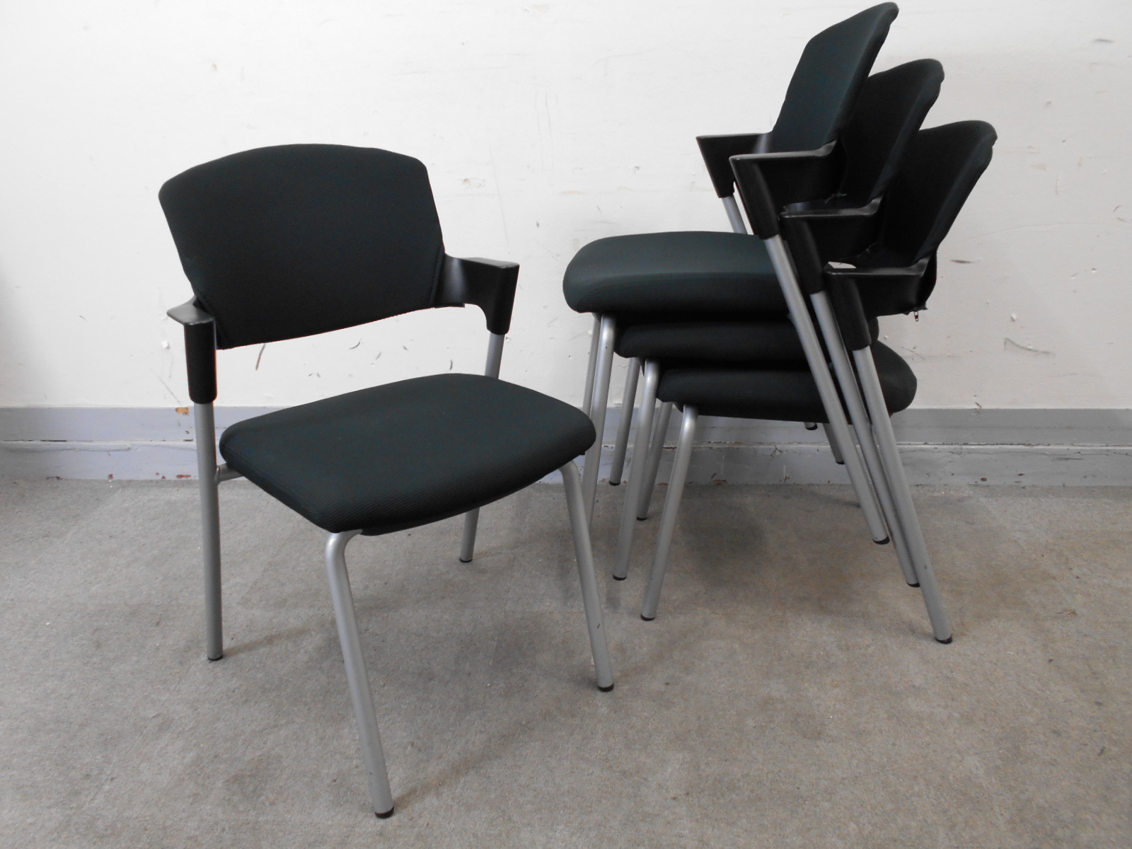 【KS】[お得な四脚セット]コクヨ　プロッティ　肘かけ付き　どんな事務所に合わせやすいデザイン！
                        プロッティ
                                    中古
            