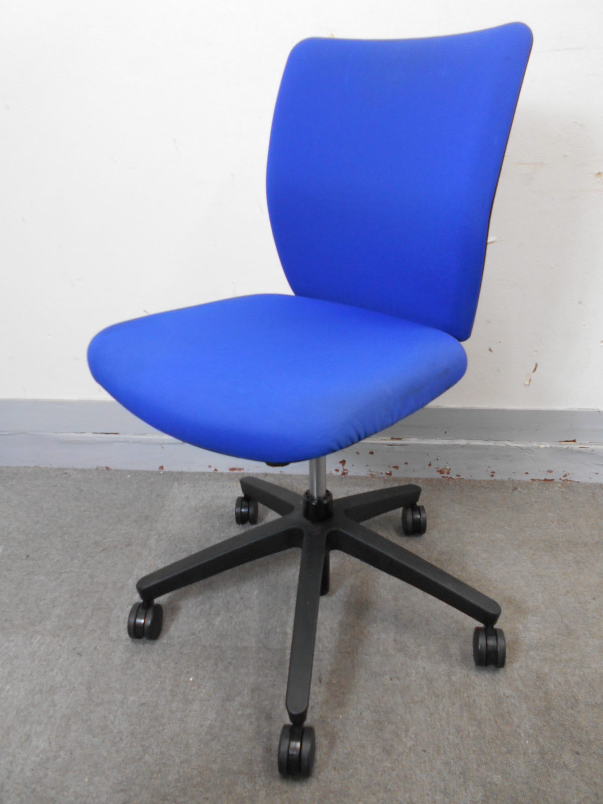 【KS】[コンパクトなOAチェア]ウチダ　エポ　明るいブルーカラーどんな事務所にもピッタリ！
                        エポ 
                                    中古
            