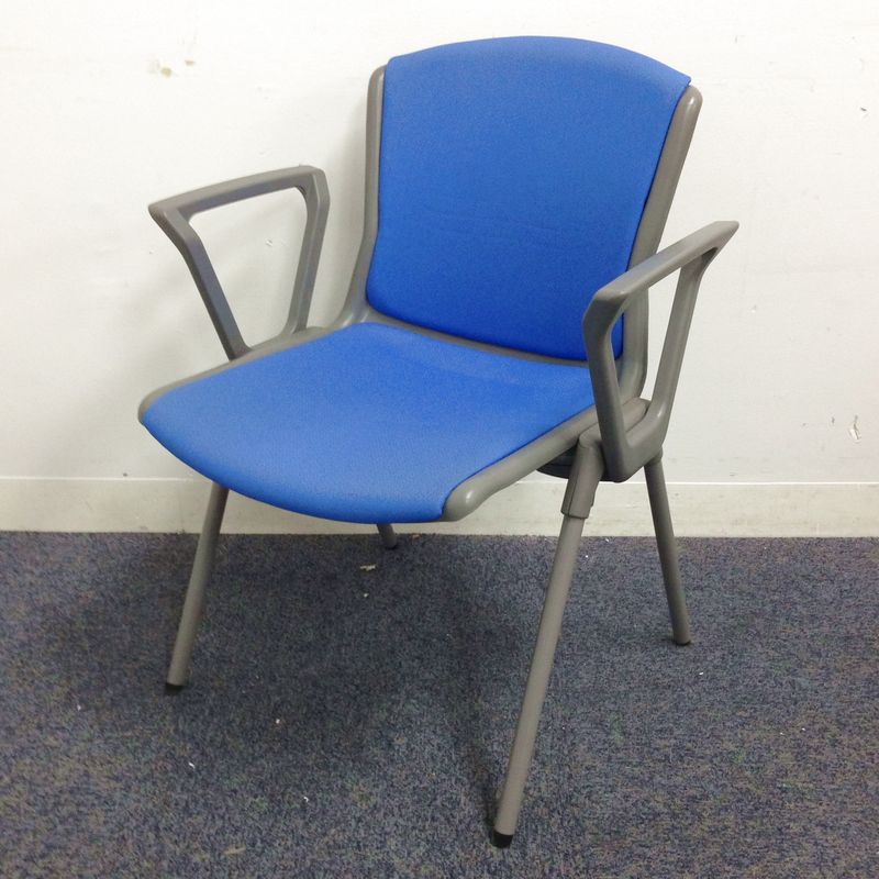【コスト・見た目重視ならこちら！】【肘付き｜スタッキング収納可能】ブルーの鮮やかな会議イスが揃って入荷しました！
                        不明
                                    中古
            