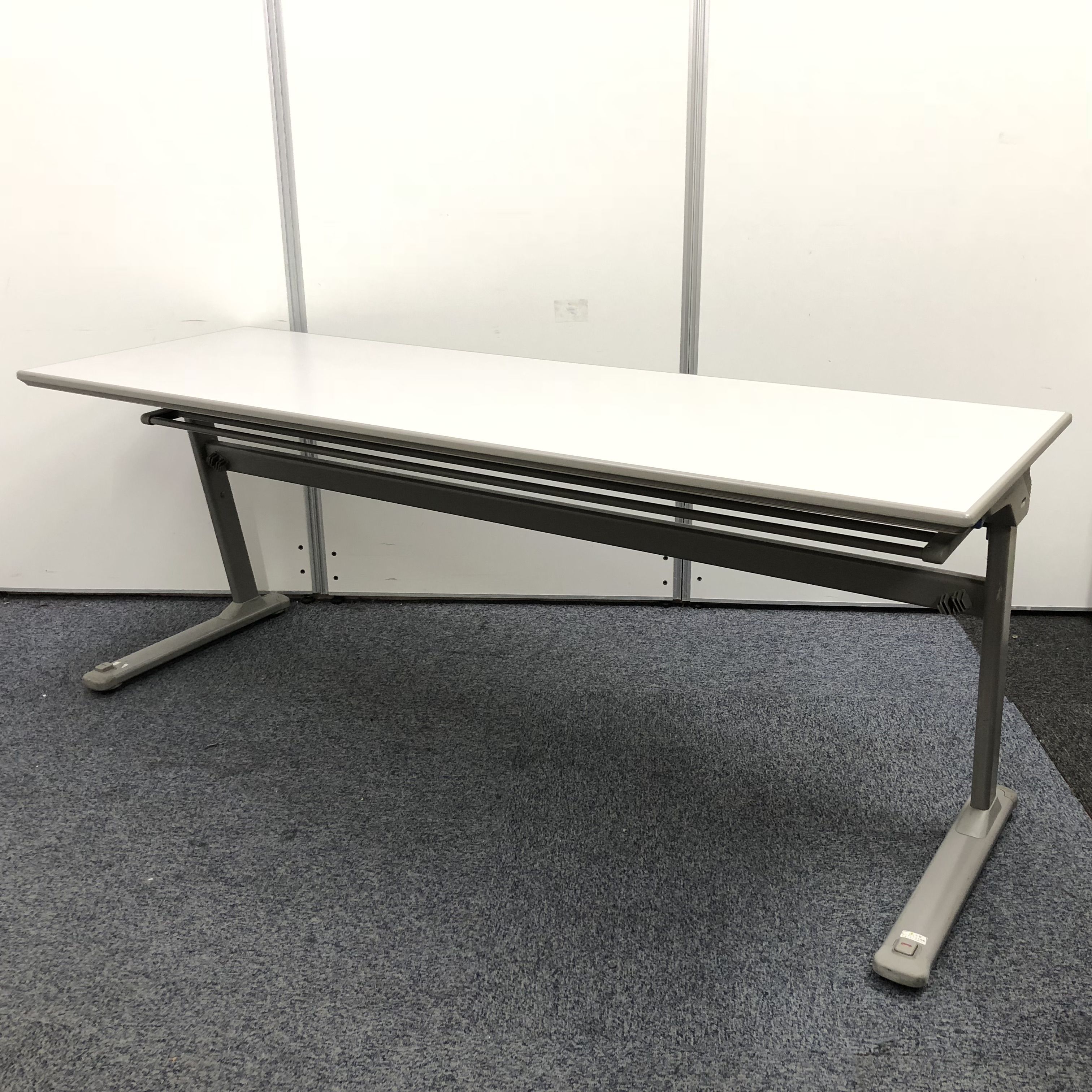 【1台限定　おつとめ品】【会議室の必須アイテム】サイドスタックテーブル　広々サイズＷ1800　奥行600　
                        サイドテーブルN
                                    中古
            