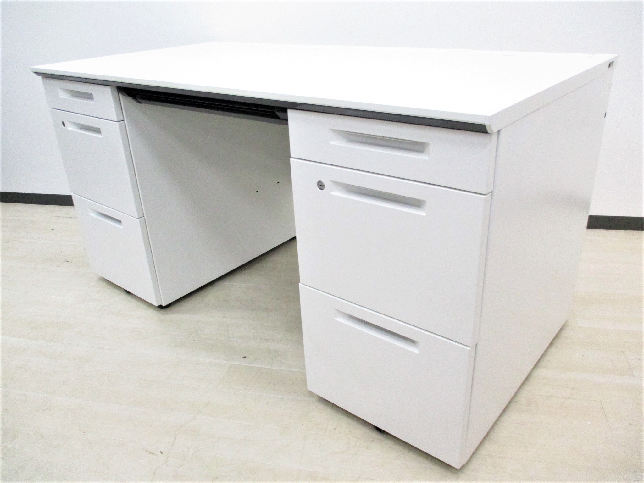 【美品】【今人気のシリーズ！】役員用、上長席用、マネジメントデスク
                        アイエス
                                    中古
            