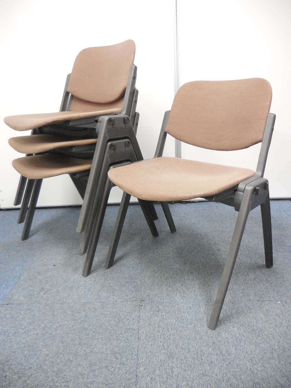 【セット価格10％オフ！】落ち着いた雰囲気のブラウン色のスタッキングチェア4脚セット！
                        その他シリーズ
                                    中古
            