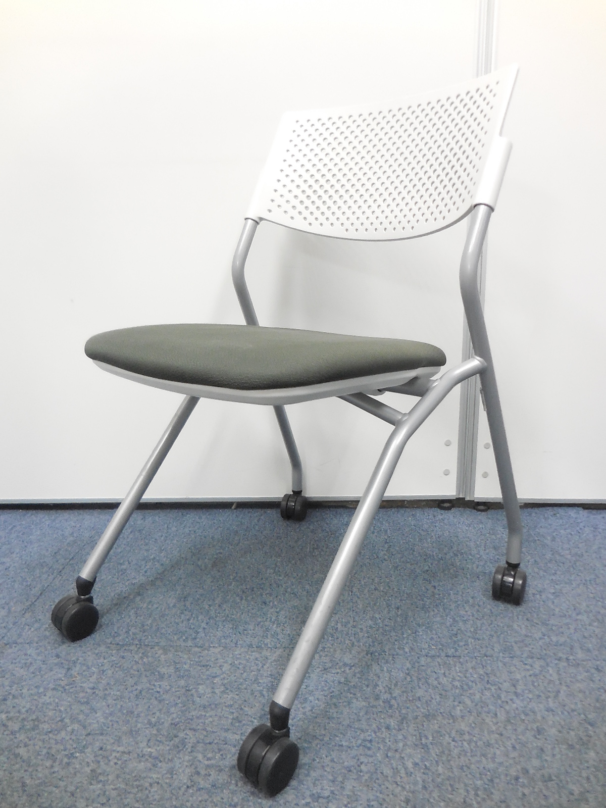 【おつとめ品】【フレーム部分に割れがあるために、特別価格！】内田洋行製平行スタッキングチェアが入荷致しました！
                        その他シリーズ
                                    中古
            