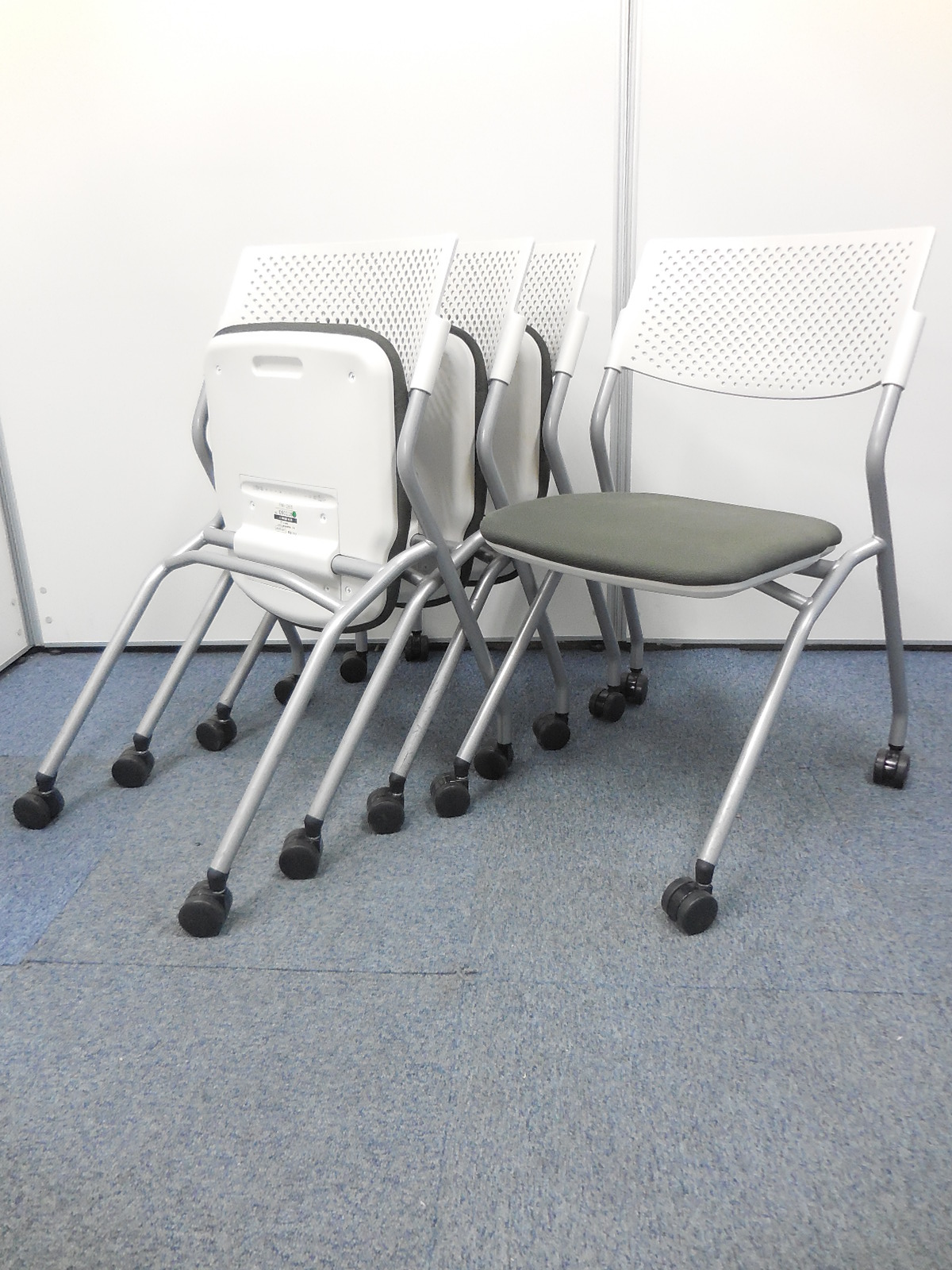 【おつとめ品】【フレーム部分に割れがあるために、特別価格！】【セット価格10％オフ！】収納楽々！平行スタッキングチェア！
                        その他シリーズ
                                    中古
            