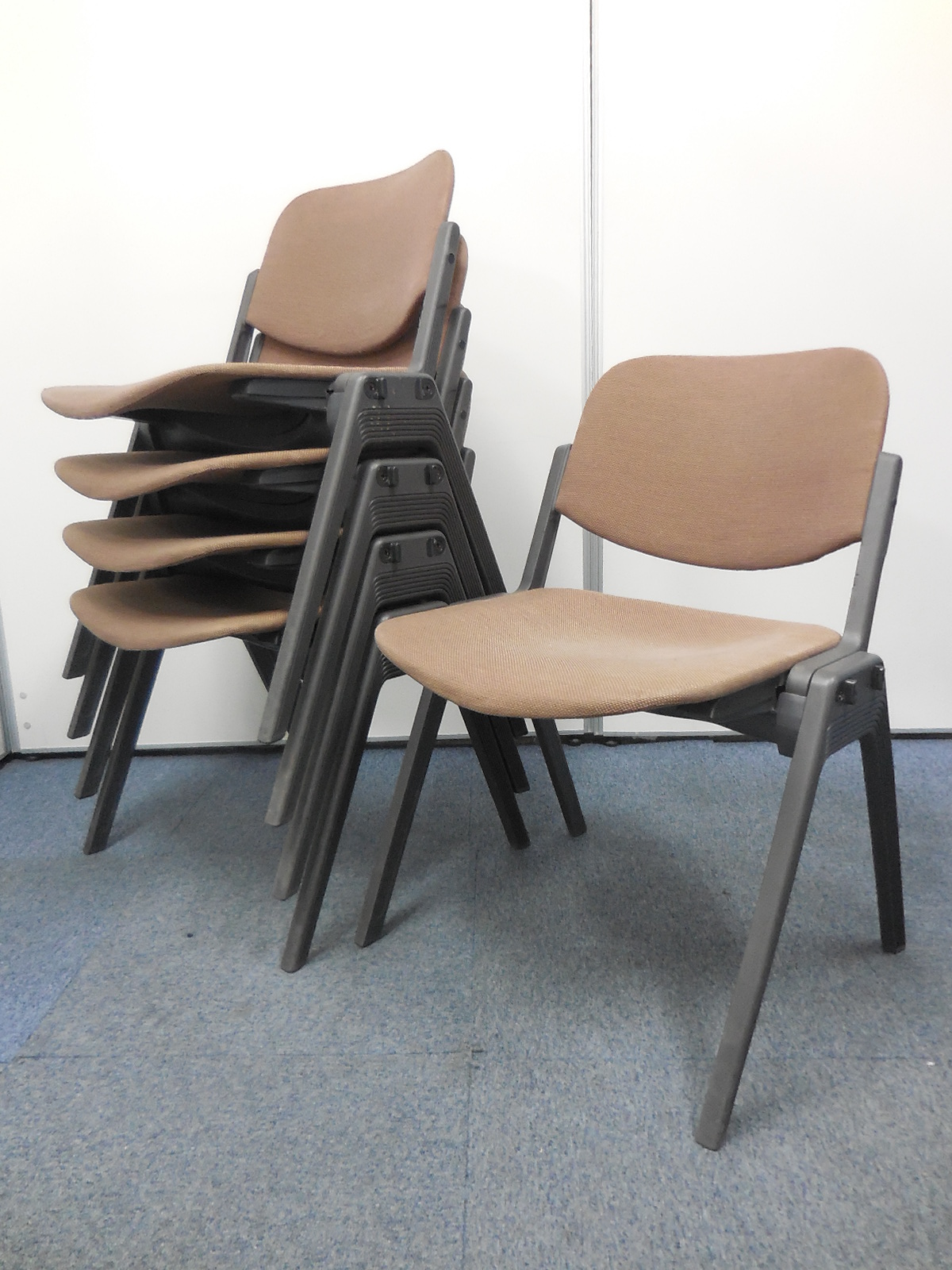 【セット価格25％オフ！】温もりを感じさせるブラウン色のスタッキングチェアが入荷致しました！
                        その他シリーズ
                                    中古
            