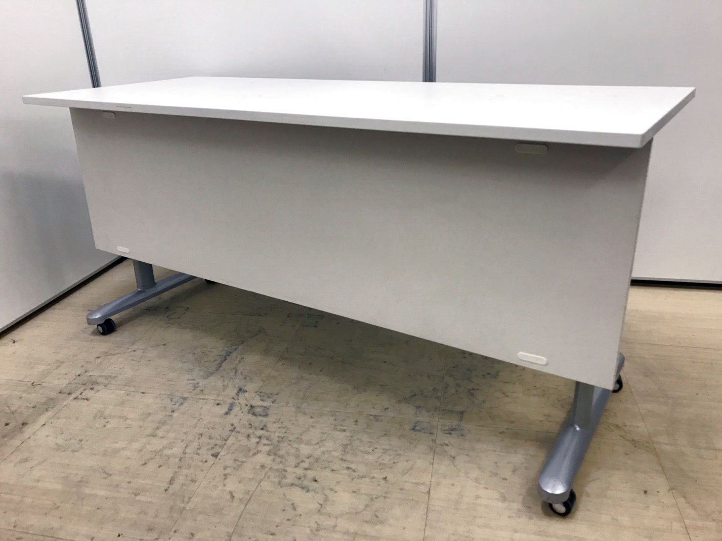 【1台入荷】ホワイトのサイドスタックテーブルの入荷です！幕板も付いております！会議にもおすすめです！
                        その他シリーズ
                                    中古
            