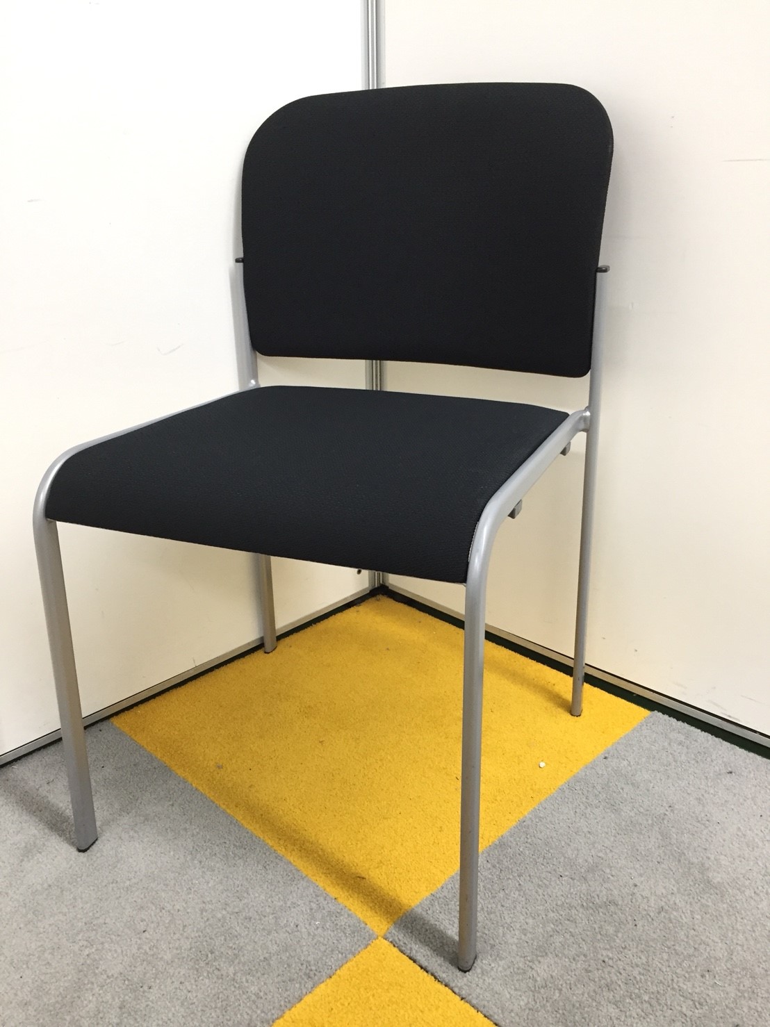 【やわらかい座面で快適！】スタッキングチェア
                        No.660
                                    中古
            