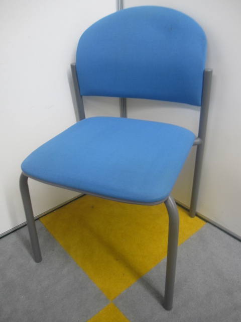【残り4脚】【鮮やかなライトブルー！】スタッキングチェア　ライオン製
                        No.2300
                                    中古
            