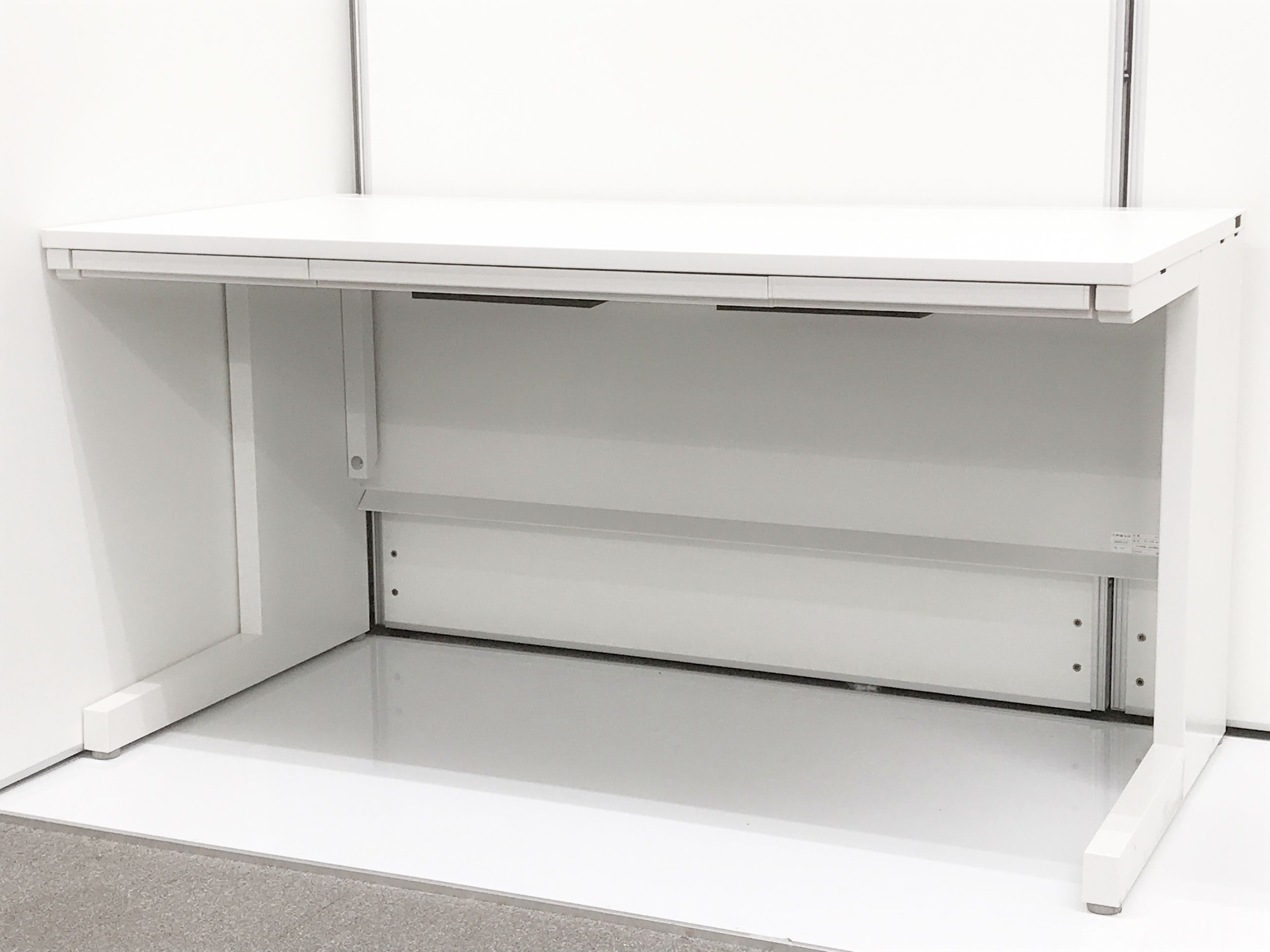 【幅1400mmサイズ！】まだまだ明るいホワイトデスク！！【内田製のスカエナシリーズ！】
                        スカエナ
                                    中古
            