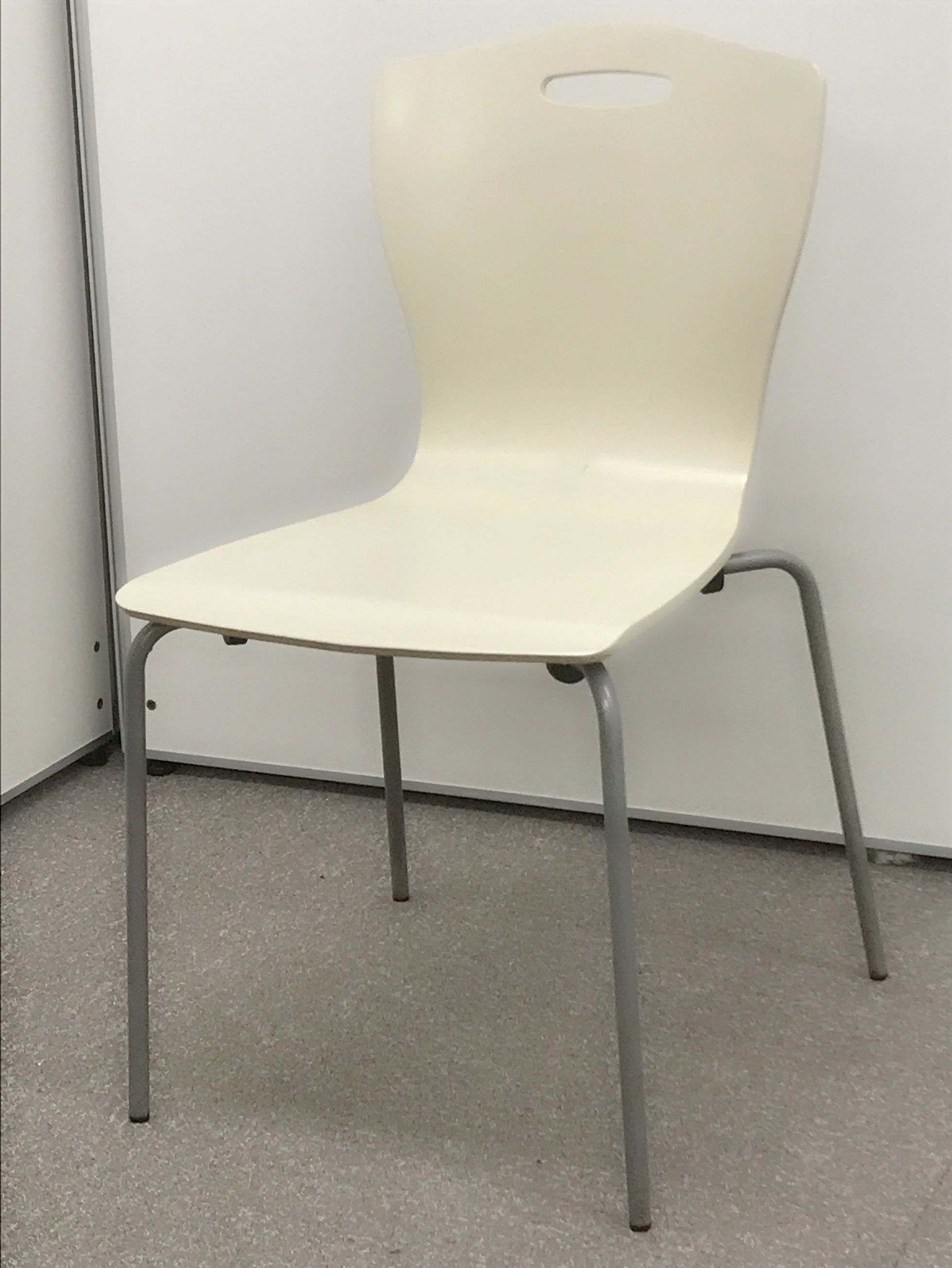 【ホワイト（若干アイボリー）×木製チェア】イトーキ製のミーティングチェア【重ねて収納◎】
                        その他シリーズ
                                    中古
            