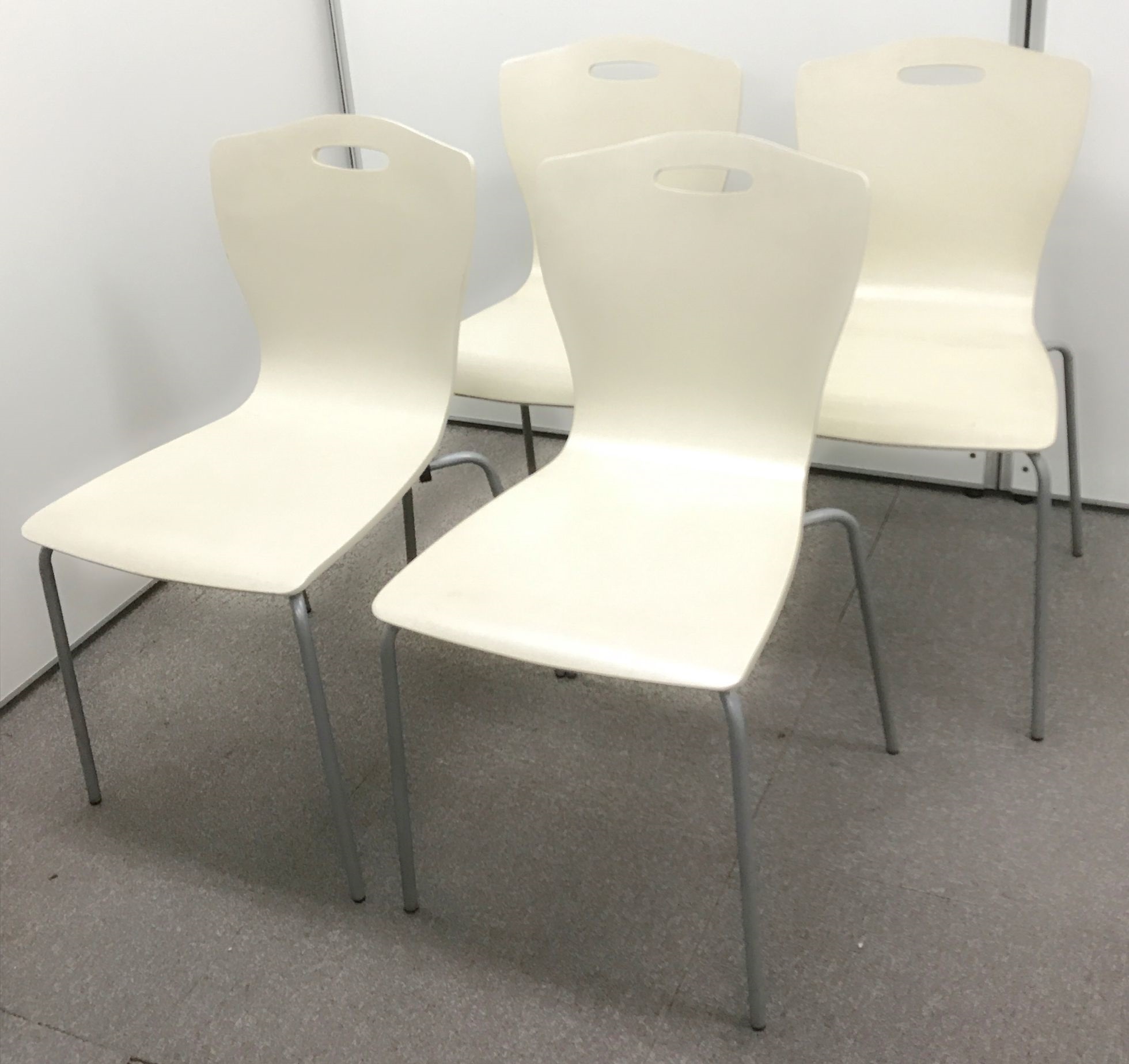 【纏めてお得4脚セット！】【ホワイト（若干アイボリー）×木製チェア】イトーキ製のミーティングチェア【重ねて収納◎】
                        その他シリーズ
                                    中古
            