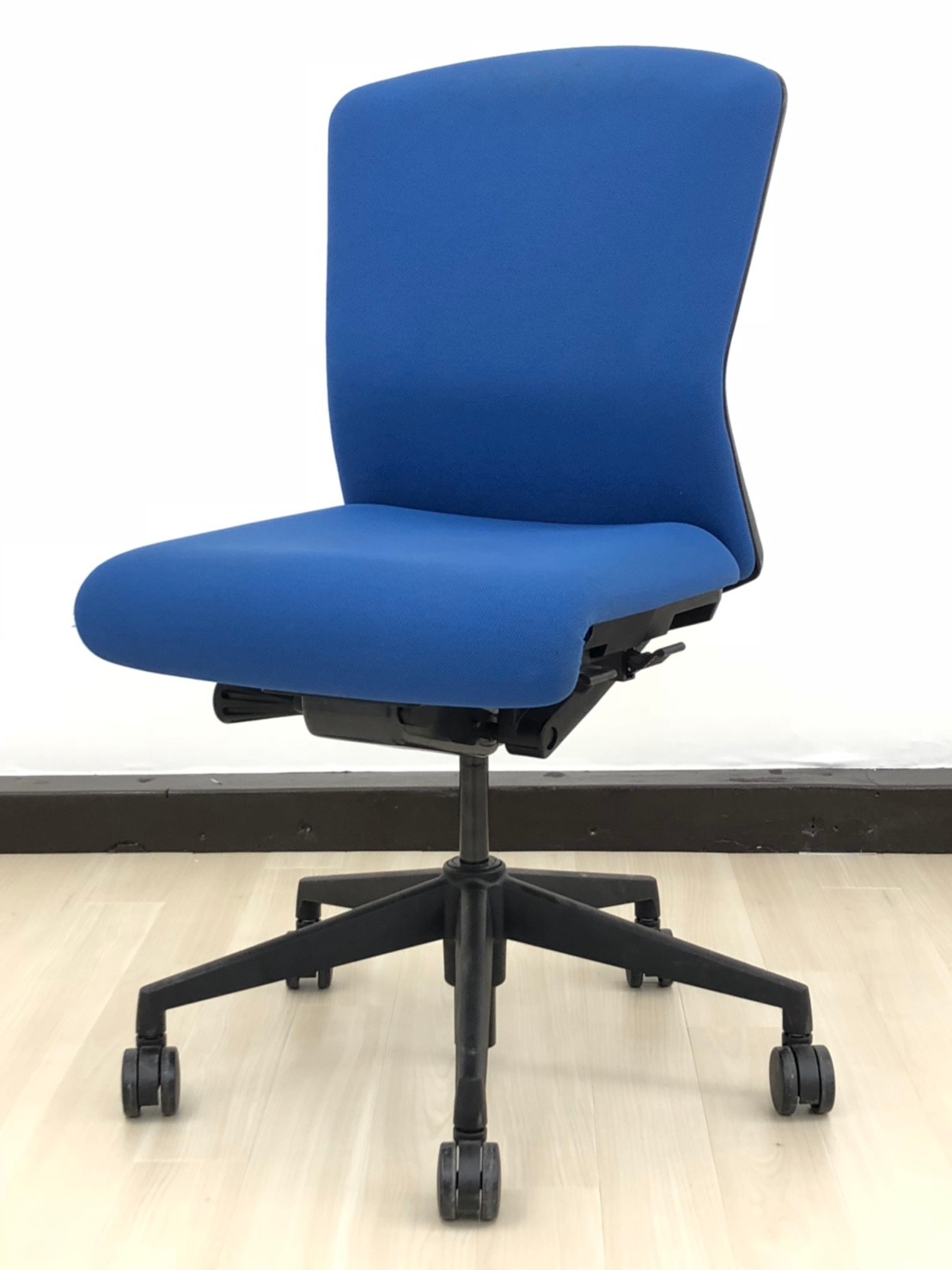 【人気メッシュ！】爽やかブルーが明るいオフィスを■機能も充実■頑丈！
                        エルフィ
                                    中古
            