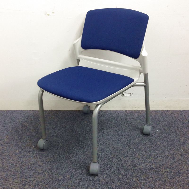 28脚と大量に入荷です！色鮮やかなブルー色｜キャスター付きのミーティングチェア｜
                        MF-180シリーズ
                                    中古
            